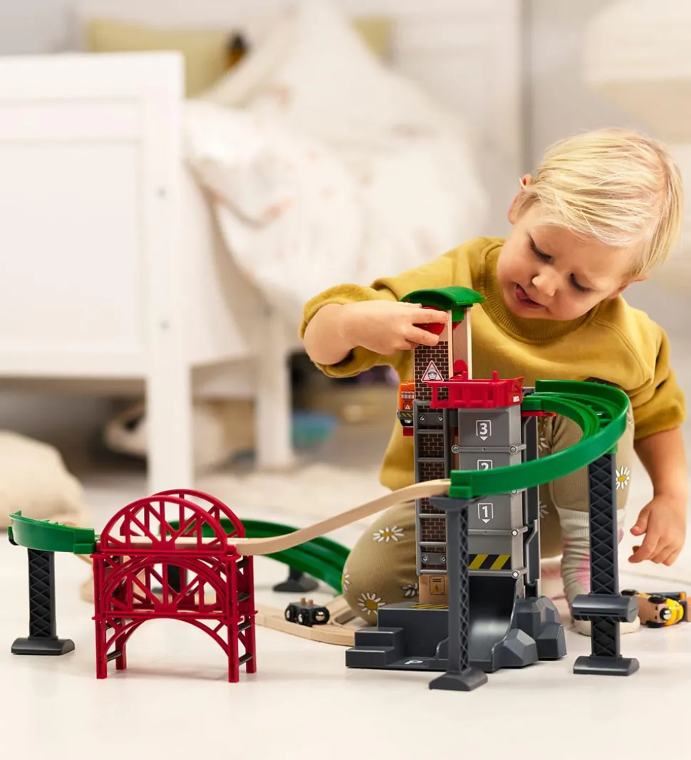 BRIO World Togbane m. Lagerbygning - 32 dele - Løft & Læs 33887