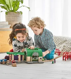 BRIO World Togstation - Grøn/Grå/Træ 33649