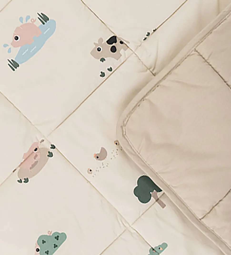 Done by Deer Legetæppe - Tiny Farm - 80x100 cm - Sand