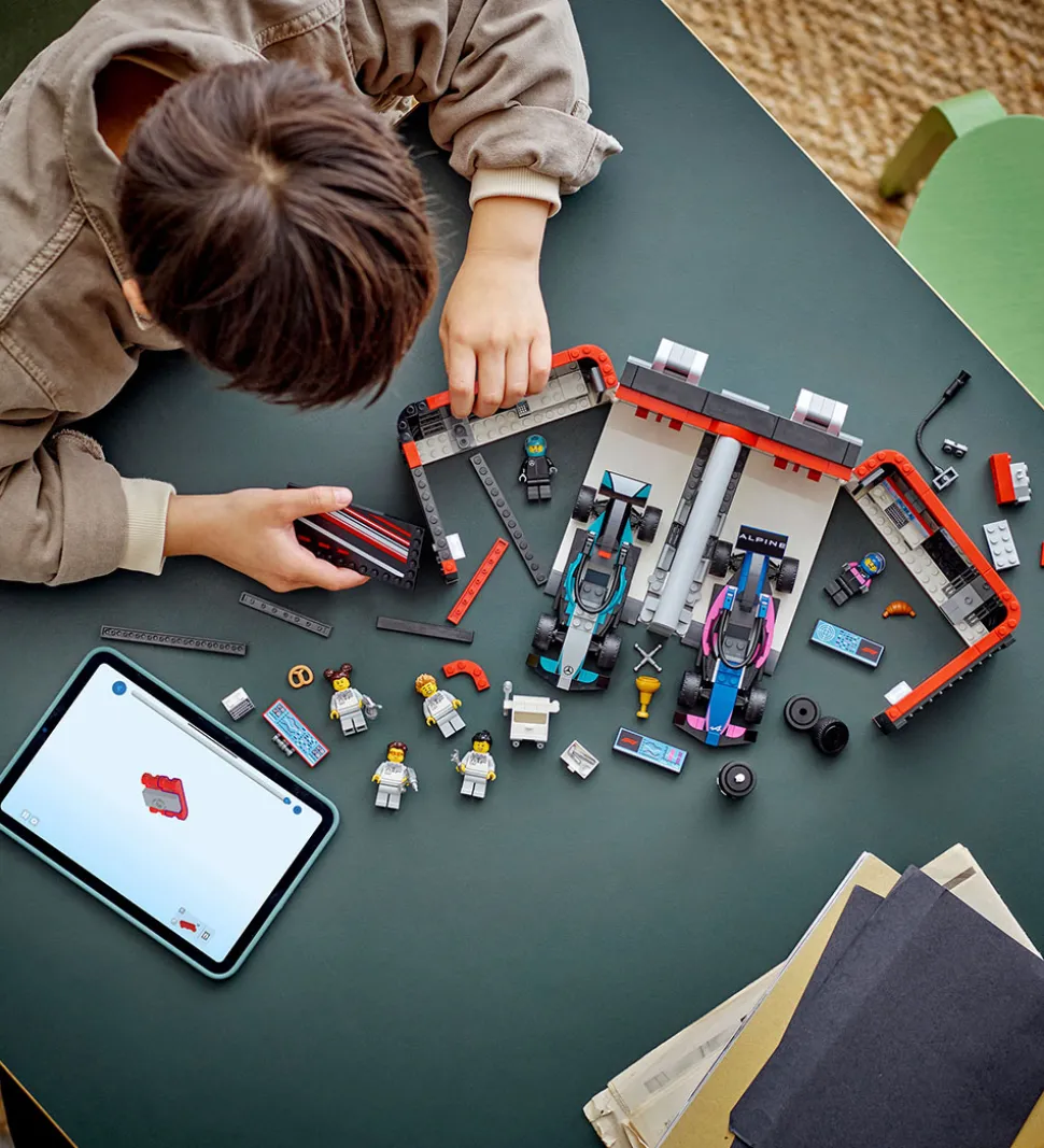 LEGO® City - F1® Garage: Mercedes-AMG og Alp... 60444 - 678 Dele