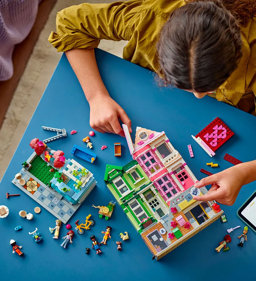 LEGO® Friends - HLC Lejligheder Og Butikker 42670 - 2040 Dele