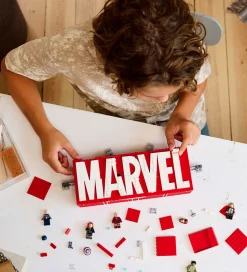 LEGO® Marvel - MARVEL-logo Og Minifigurer 76313 - 931 Dele