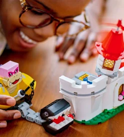 LEGO® Super Mario - Kamp Mod Roy Ved Peach'... 71435 - 738 Dele