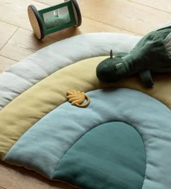 Sebra Strikket Legemadras - Regnbue - 130x85 - Dusty Green